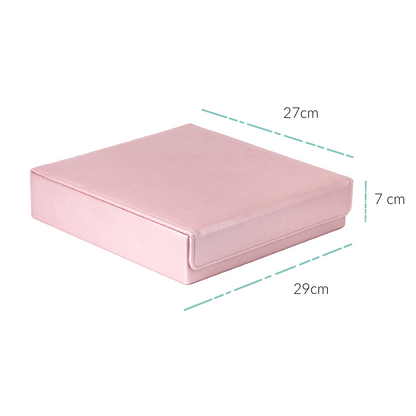 The pink hair accessory organiser is shown closed against a white background. The magnetic closing flap at the front is visible. The measurements are shown on the image. The box, when closed, measures 29cm wide, 27 cm depth, and 7cm high